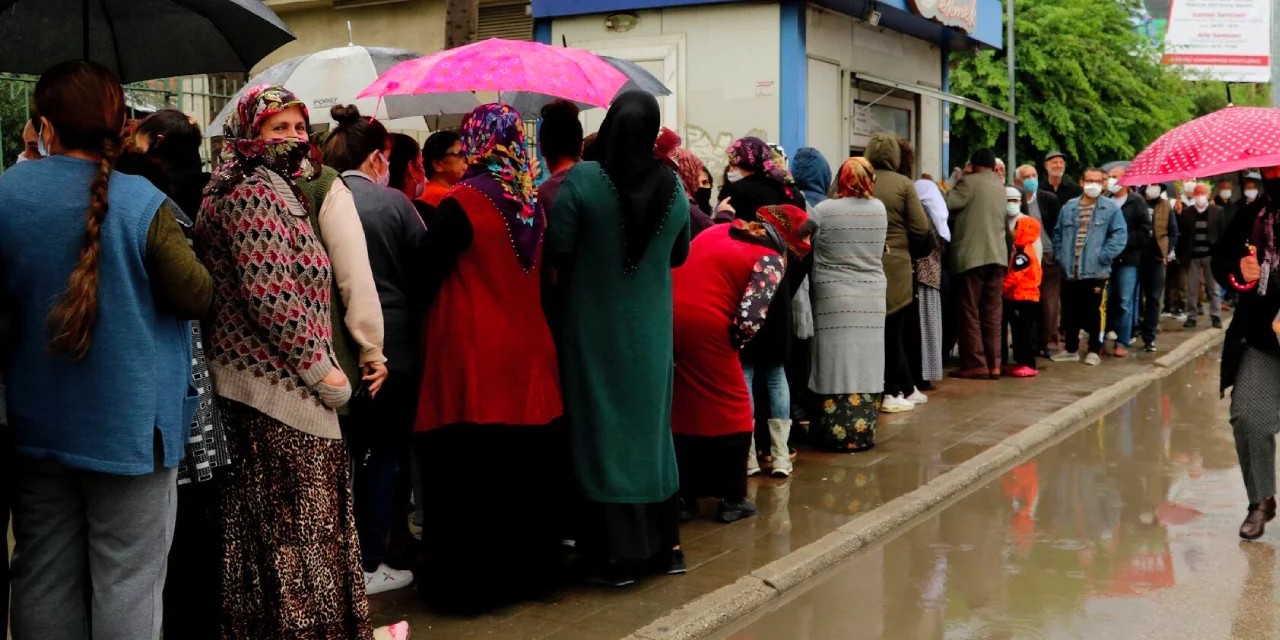 Mahalle Savaş Alanına Döndü: O Ürünün Fiyatı Öyle Bir Düştü ki...