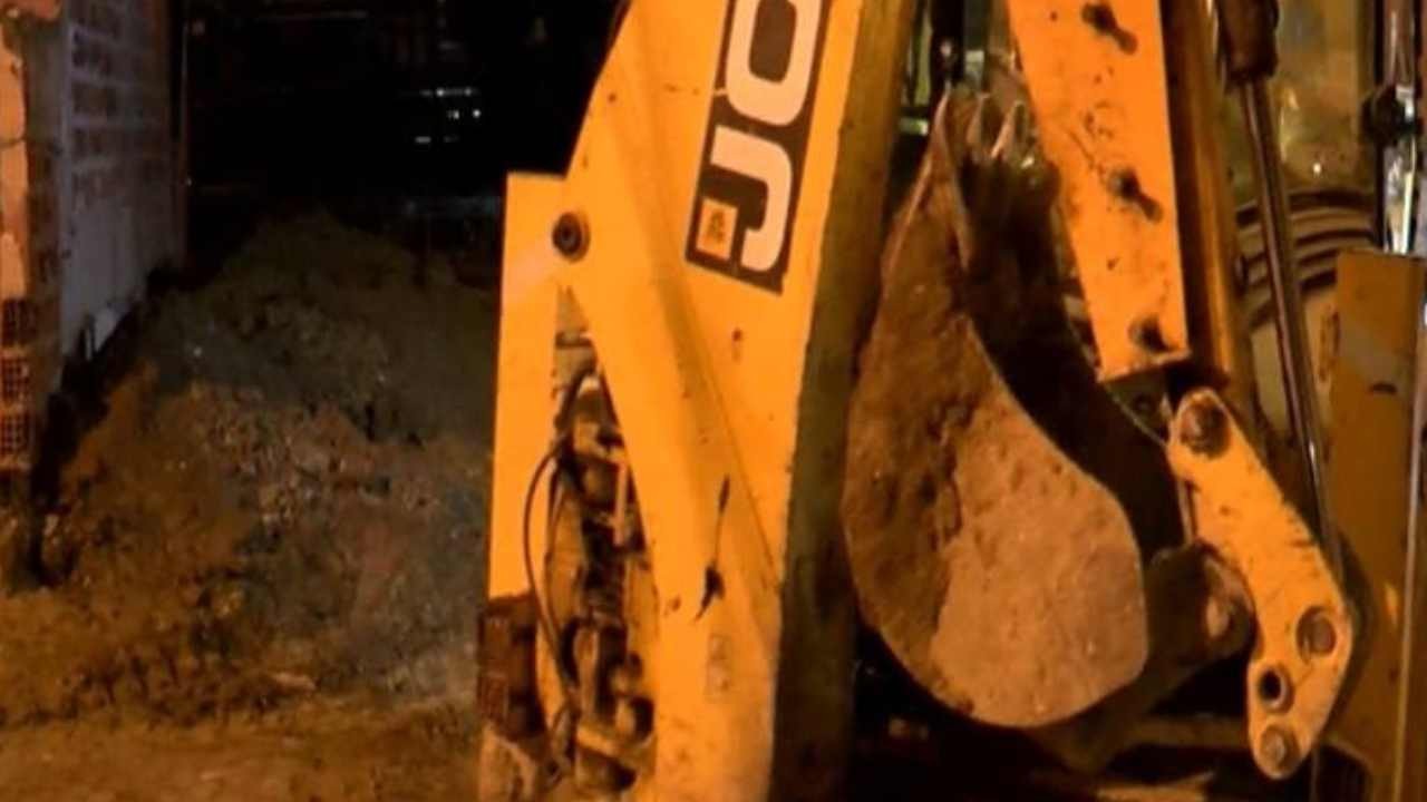 Bağcılar'da gece yarısı toprak kayması paniği: 5 katlı bina yana doğru eğildi, mahalleli sokağa döküldü!